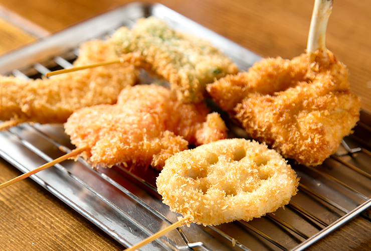 “神戸の台所”、湊川市場で吟味した新鮮素材を、揚げたてサクサクの串揚げで満喫